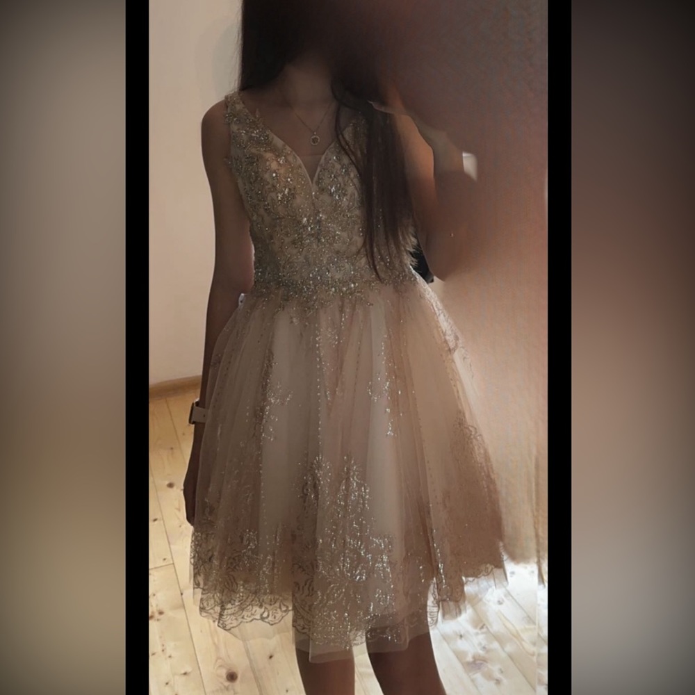A dress which you can wear to weedings party’s and more.